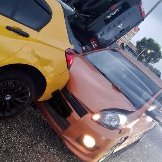 （古城第七版主文）皮卡车司机疑酒驾，清晨冲破分界堤直飞反方向车道