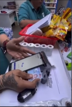 （员工测试RON 95 验证身分设备）RON95针对性汽油补贴系统筹备中.FIVE林振辉：油站已收设备开始培训