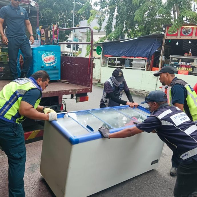 （大北马）“劳板”开杂货店宰鸡 市厅封店 充公活鸡