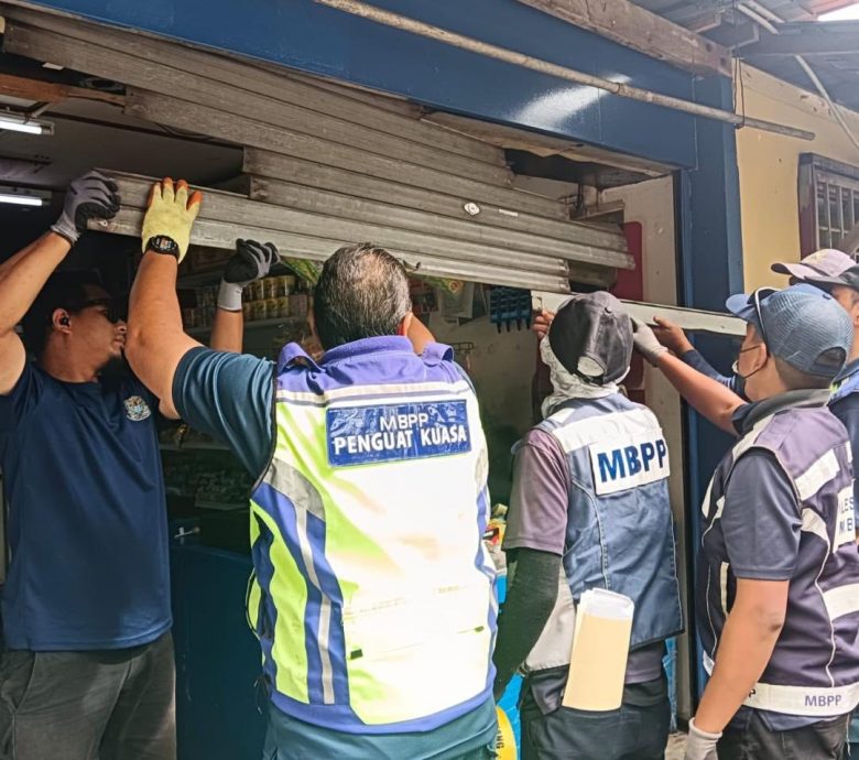 （大北马）“劳板”开杂货店宰鸡 市厅封店 充公活鸡