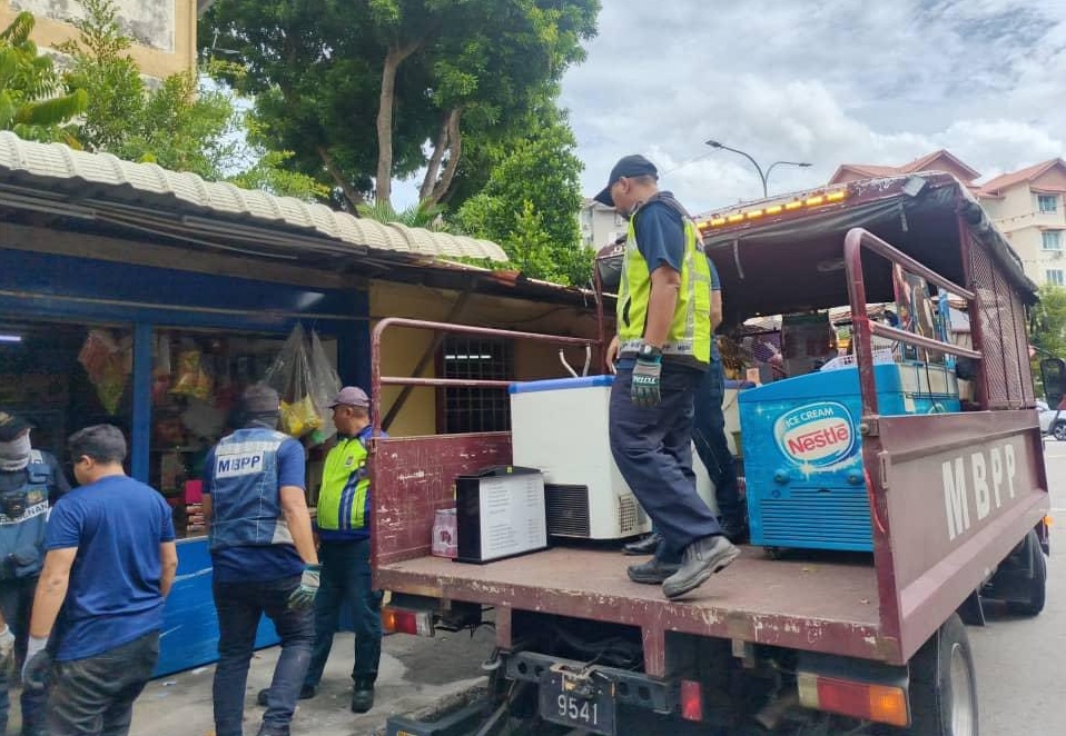 （大北马）“劳板”开杂货店宰鸡 市厅封店 充公活鸡