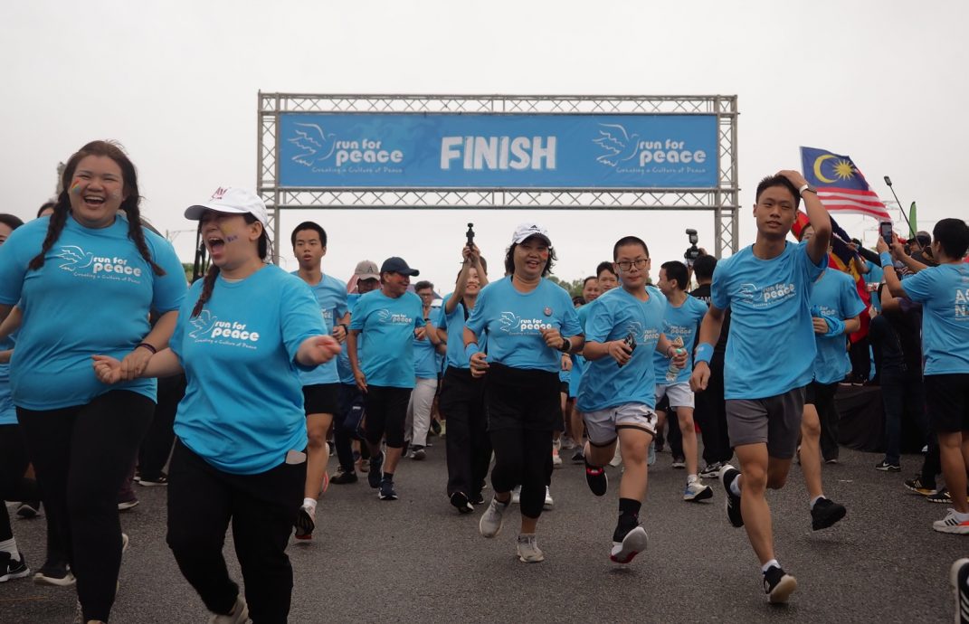 (大北马)“和平之跑”吸引约2200名参与,现场气氛活跃。