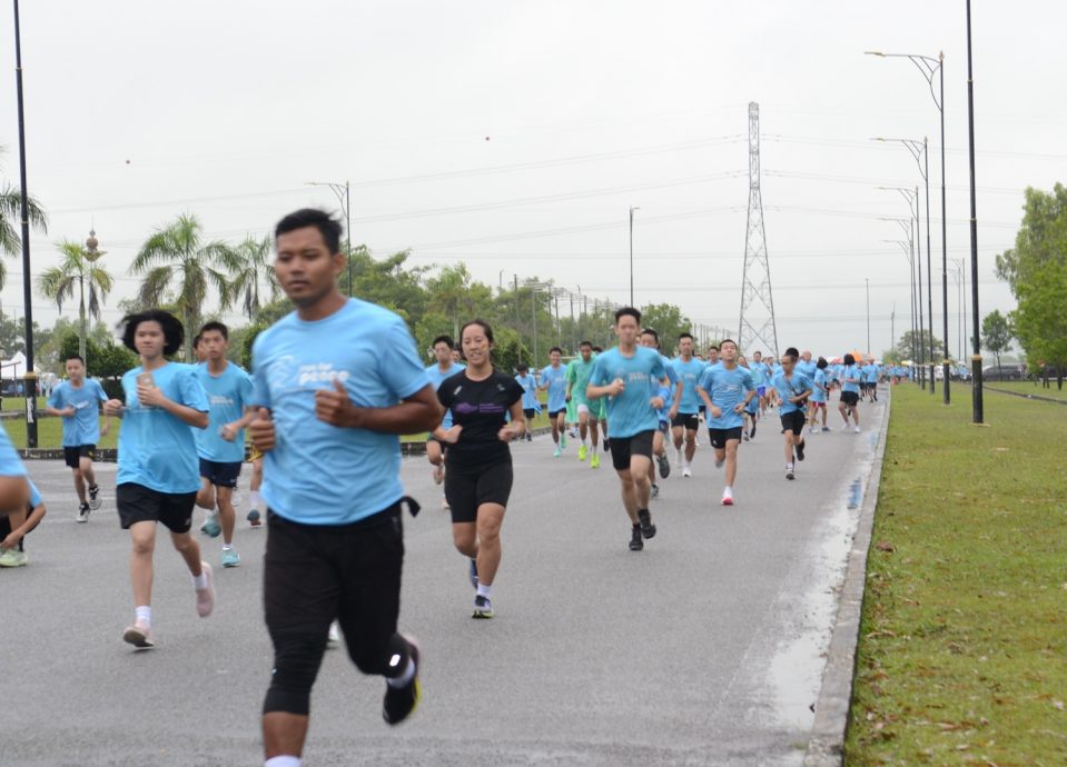 (大北马)“和平之跑”吸引约2200名参与,现场气氛活跃。