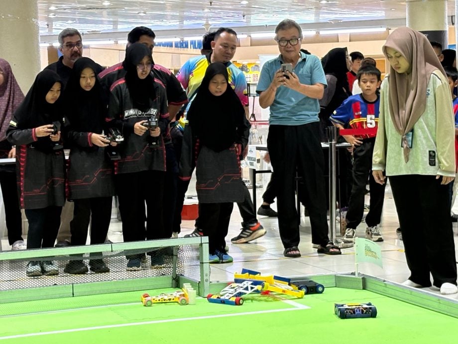 （大北马）不是用脚踢！学生操控机器车“踢”出足球赛新花样