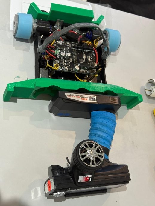 （大北马）不是用脚踢！学生操控机器车“踢”出足球赛新花样