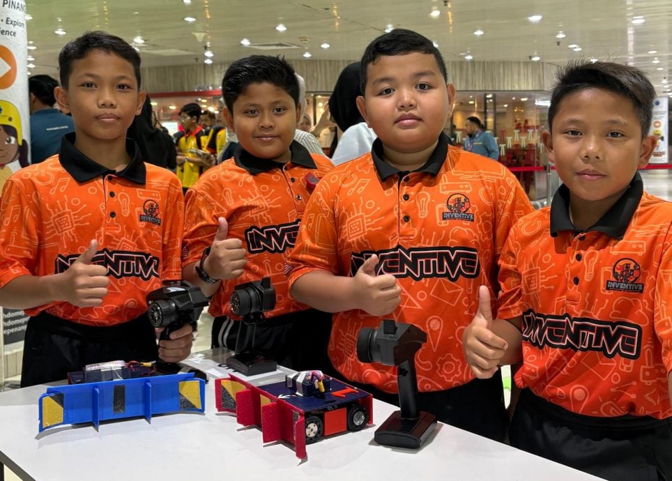 （大北马）不是用脚踢！学生操控机器车“踢”出足球赛新花样