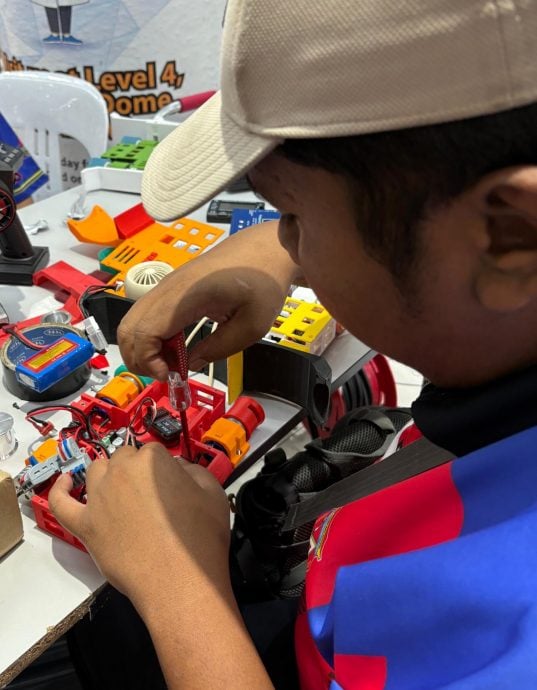 （大北马）不是用脚踢！学生操控机器车“踢”出足球赛新花样