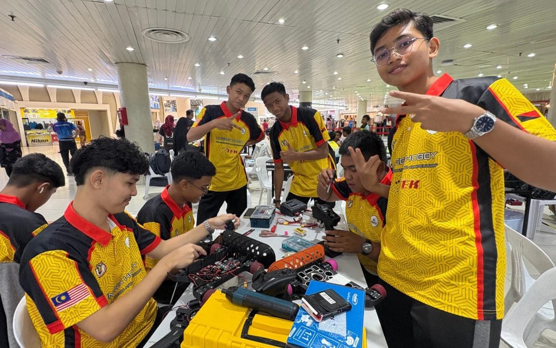 （大北马）不是用脚踢！学生操控机器车“踢”出足球赛新花样