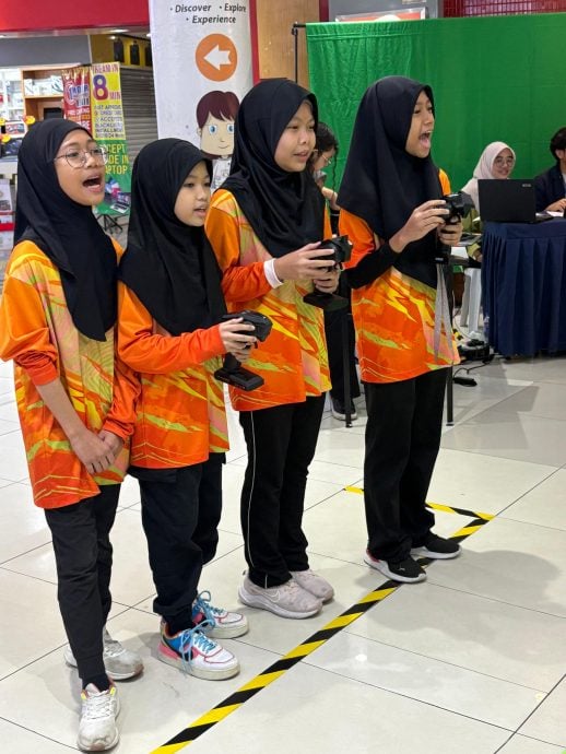 （大北马）不是用脚踢！学生操控机器车“踢”出足球赛新花样