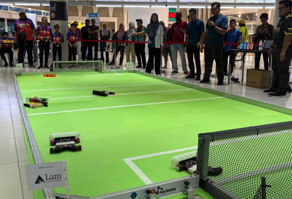 （大北马）不是用脚踢！学生操控机器车“踢”出足球赛新花样