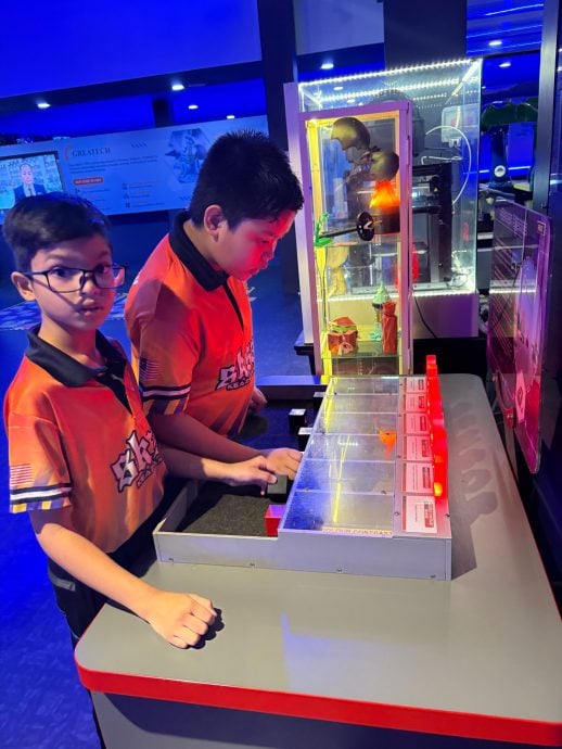 （大北马）不是用脚踢！学生操控机器车“踢”出足球赛新花样