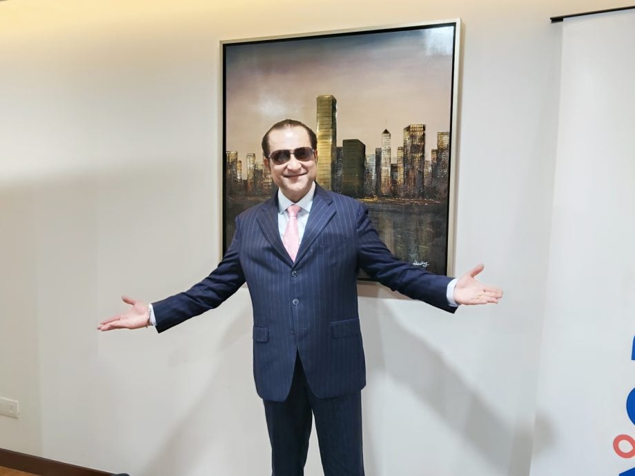 （大北马）佳日星剃胡须新形象 自诩宝莱坞明星惹笑全场