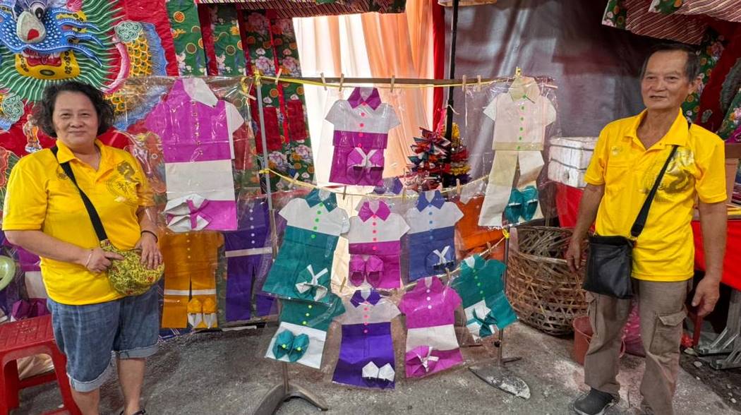 （大北马）北赖才能园贩商公会巧思设计庆赞中元节场地，打造“贡品塔”注入民间普渡习俗元素。