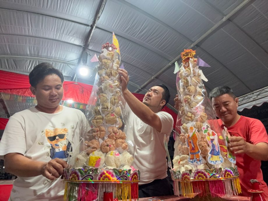 （大北马）北赖才能园贩商公会巧思设计庆赞中元节场地，打造“贡品塔”注入民间普渡习俗元素。