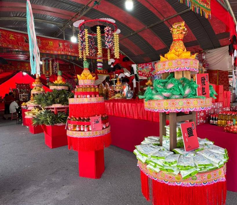 （大北马）北赖才能园贩商公会巧思设计庆赞中元节场地，打造“贡品塔”注入民间普渡习俗元素。