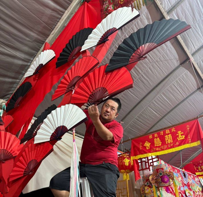 （大北马）北赖才能园贩商公会巧思设计庆赞中元节场地，打造“贡品塔”注入民间普渡习俗元素。