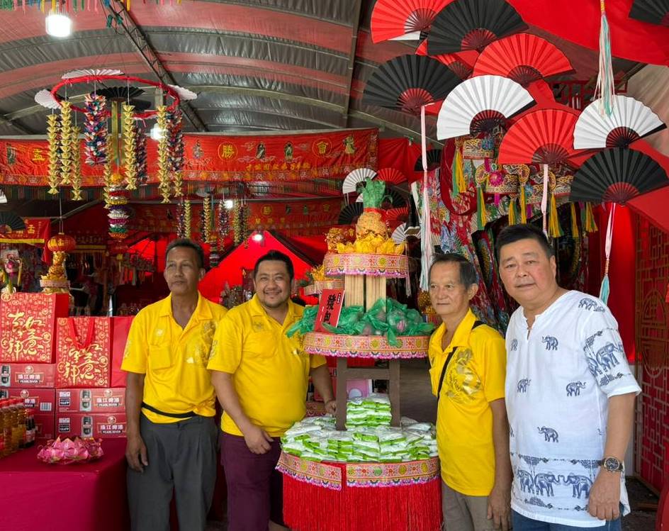 （大北马）北赖才能园贩商公会巧思设计庆赞中元节场地，打造“贡品塔”注入民间普渡习俗元素。