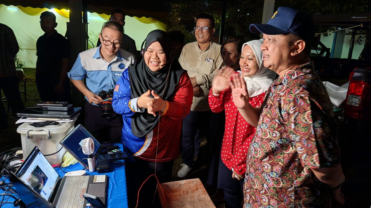 (大北马)半岛最北端玻州也看到“血月”,王储王储妃与民共赏月全食