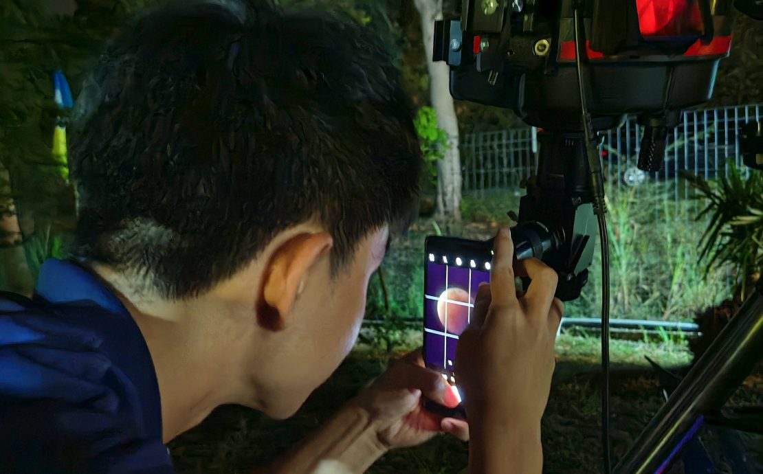 (大北马)半岛最北端玻州也看到“血月”,王储王储妃与民共赏月全食