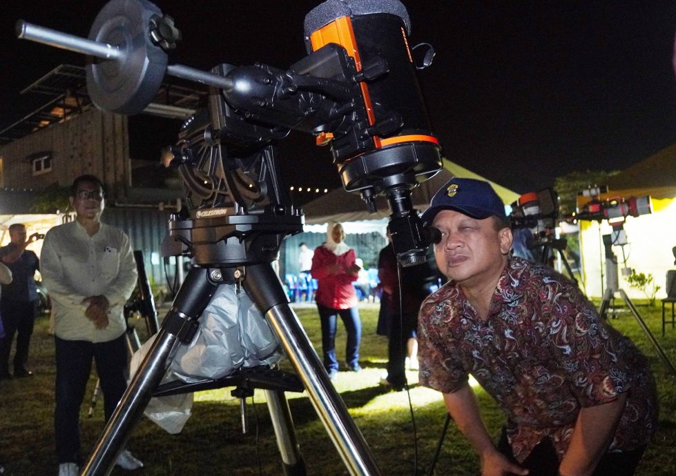 (大北马)半岛最北端玻州也看到“血月”,王储王储妃与民共赏月全食