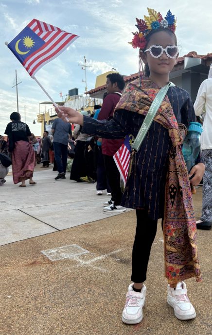 (大北马)各族共庆多元文化之美 逾500人穿上传统服饰走上乔治市街头迎接916马来西亚日