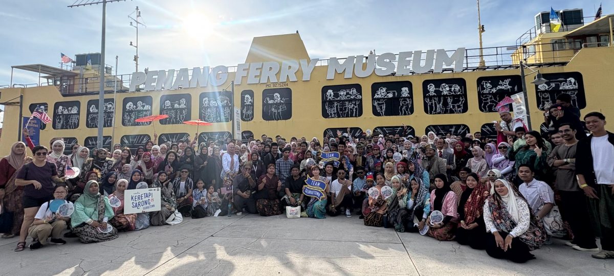 (大北马)各族共庆多元文化之美 逾500人穿上传统服饰走上乔治市街头迎接916马来西亚日