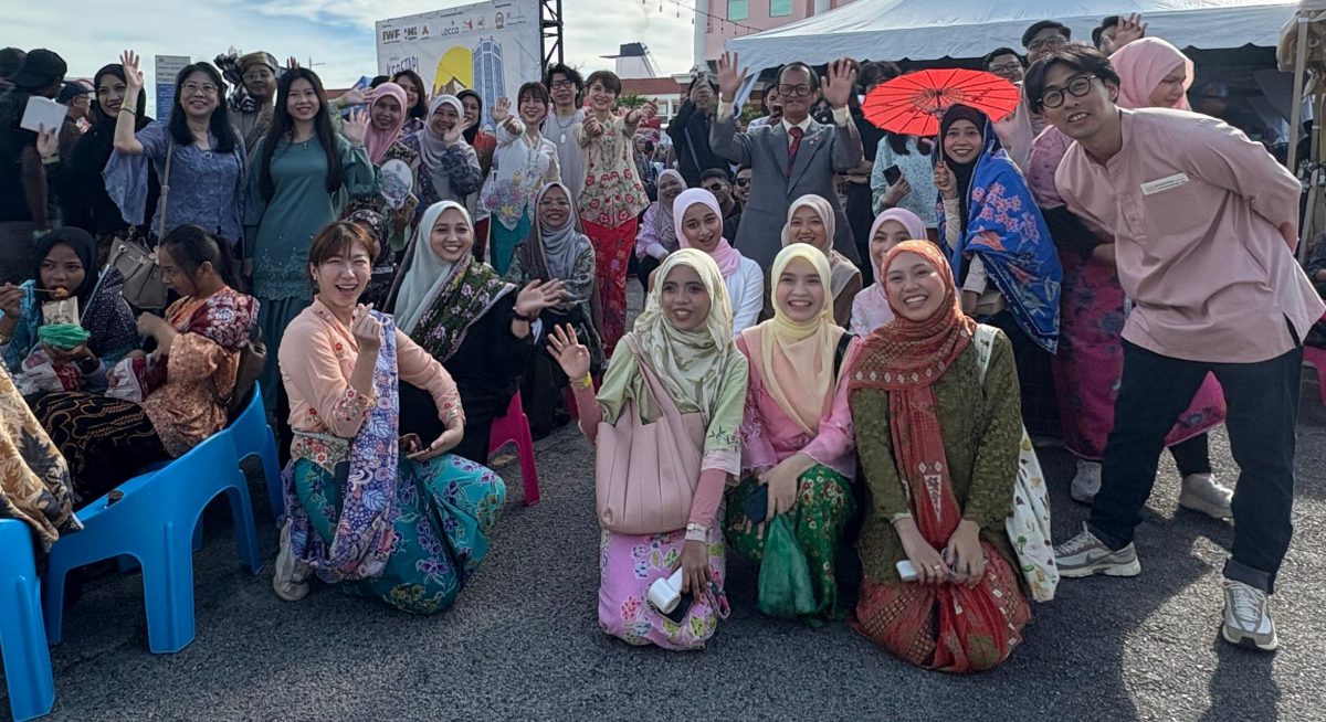 (大北马)各族共庆多元文化之美 逾500人穿上传统服饰走上乔治市街头迎接916马来西亚日