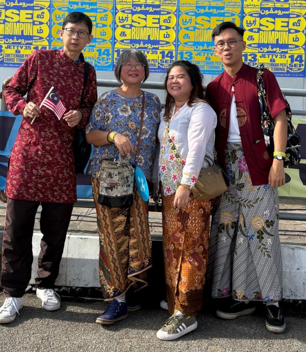 (大北马)各族共庆多元文化之美 逾500人穿上传统服饰走上乔治市街头迎接916马来西亚日
