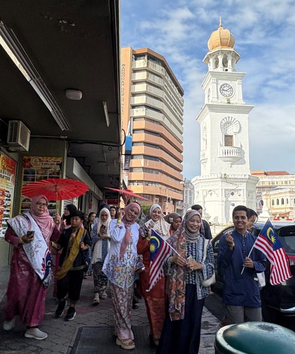 (大北马)各族共庆多元文化之美 逾500人穿上传统服饰走上乔治市街头迎接916马来西亚日