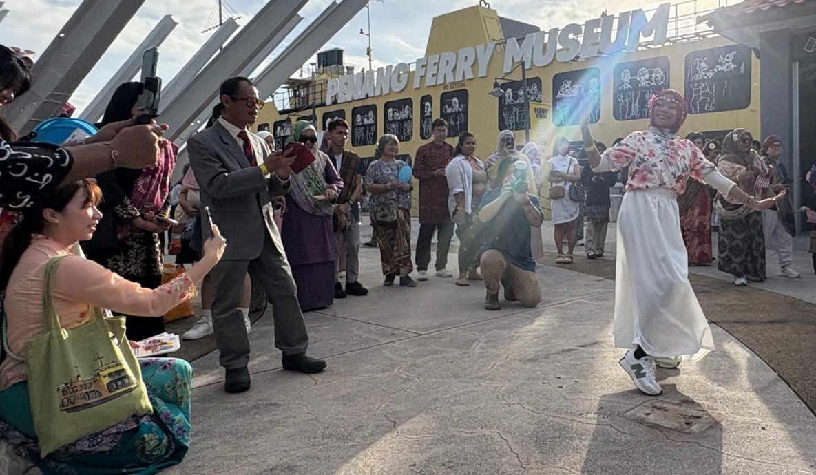 (大北马)各族共庆多元文化之美 逾500人穿上传统服饰走上乔治市街头迎接916马来西亚日