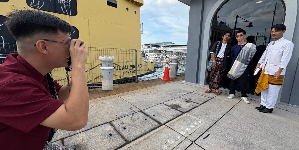 (大北马)各族共庆多元文化之美 逾500人穿上传统服饰走上乔治市街头迎接916马来西亚日