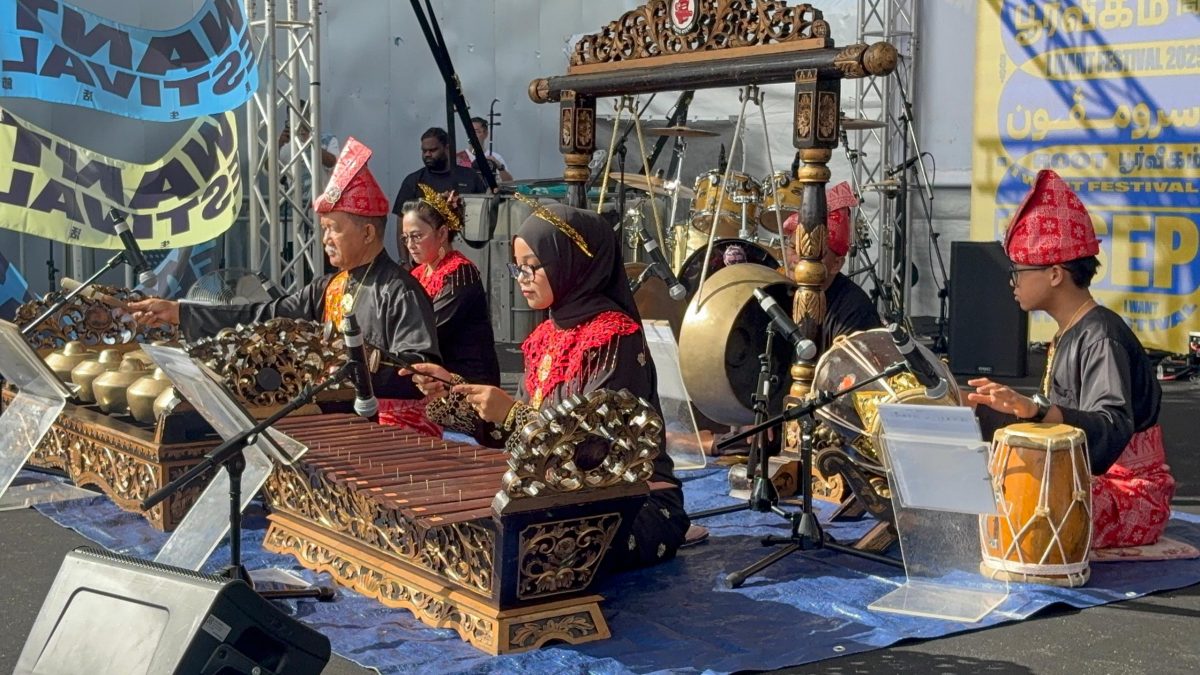 (大北马)各族共庆多元文化之美 逾500人穿上传统服饰走上乔治市街头迎接916马来西亚日