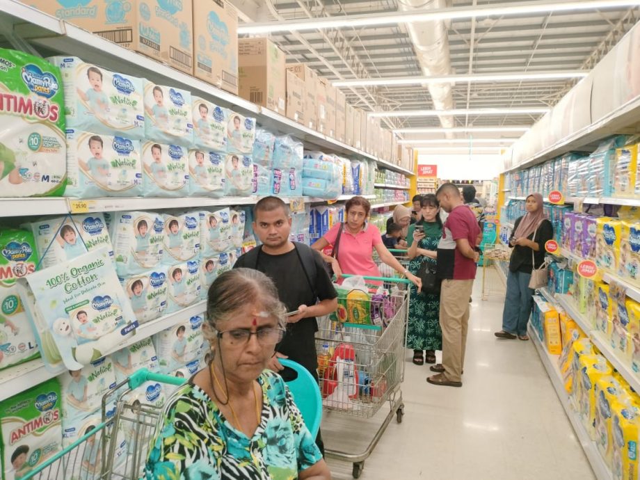 （大北马）国庆补假 超市人潮依旧“爆”