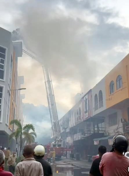 (大北马)救火救命分秒必争,云梯消防车被堵难通过,停车道闸设施引民怨