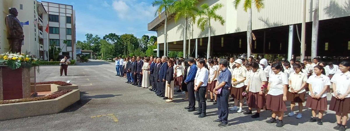 缅怀丰功伟绩   新民独中献花蔡文庆 