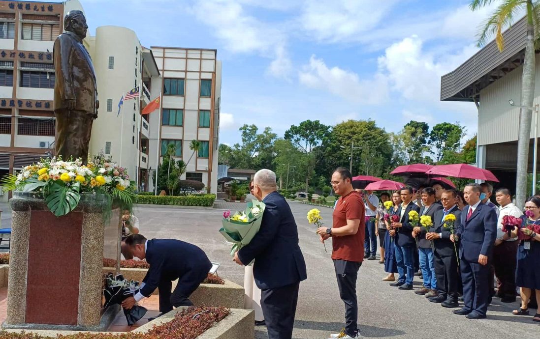 缅怀丰功伟绩   新民独中献花蔡文庆 