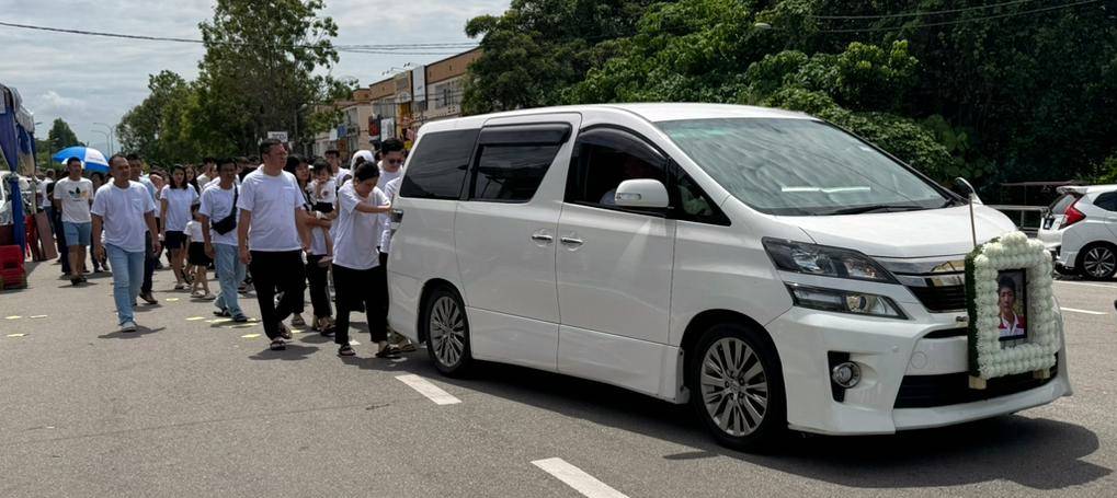 (大北马)柏淡两车相撞2死1伤案,死者陈广新举殡。