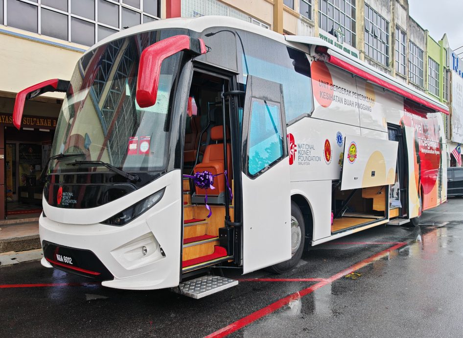 (大北马)苏丹后峇希雅基金会全新的流动健康检查巴士投入服务。
