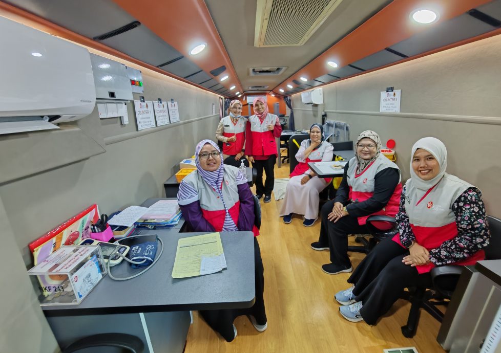 (大北马)苏丹后峇希雅基金会全新的流动健康检查巴士投入服务。