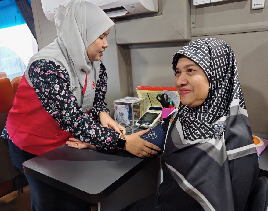 (大北马)苏丹后峇希雅基金会全新的流动健康检查巴士投入服务。