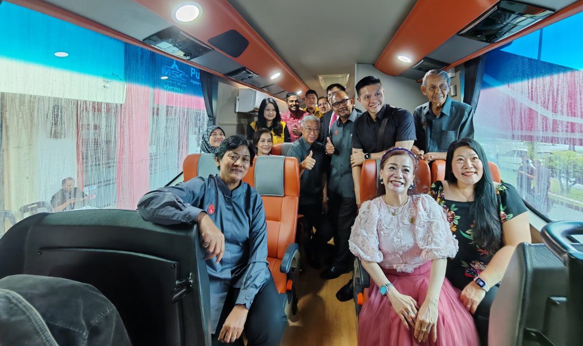 (大北马)苏丹后峇希雅基金会全新的流动健康检查巴士投入服务。