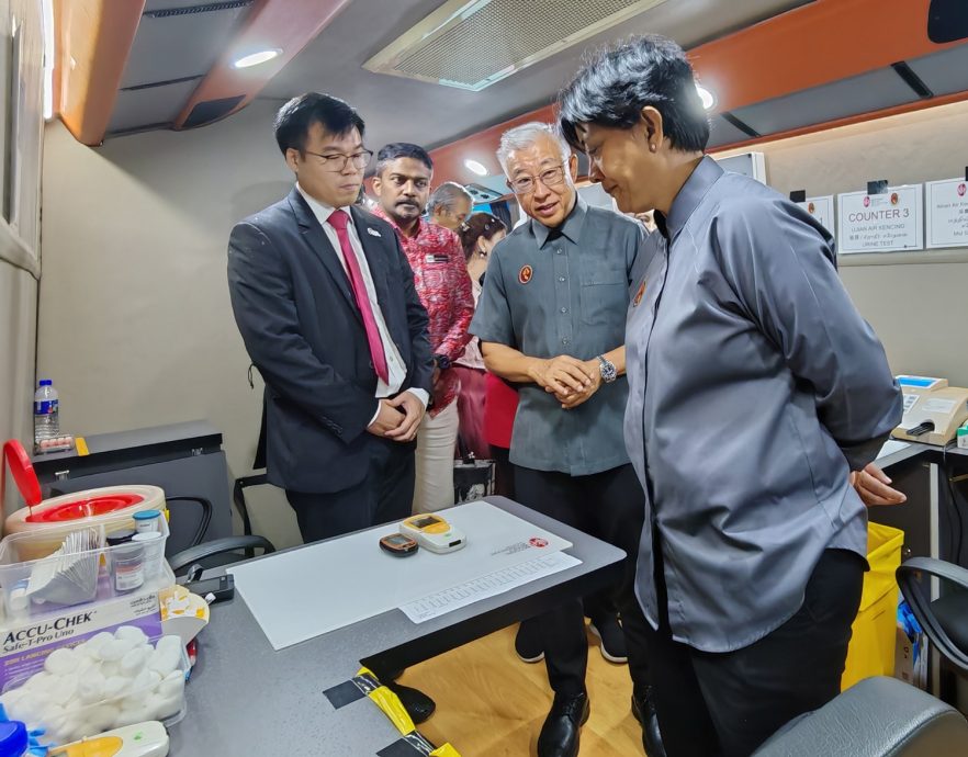 (大北马)苏丹后峇希雅基金会全新的流动健康检查巴士投入服务。