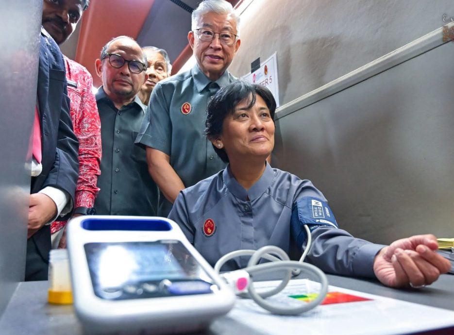 (大北马)苏丹后峇希雅基金会全新的流动健康检查巴士投入服务。