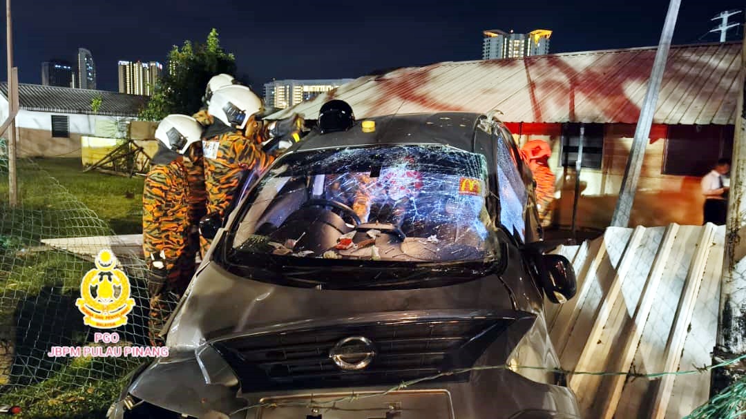 (大北马)车辆失控撞军营围篱 司机乘客受伤入院