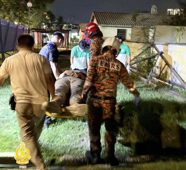 (大北马)车辆失控撞军营围篱 司机乘客受伤入院