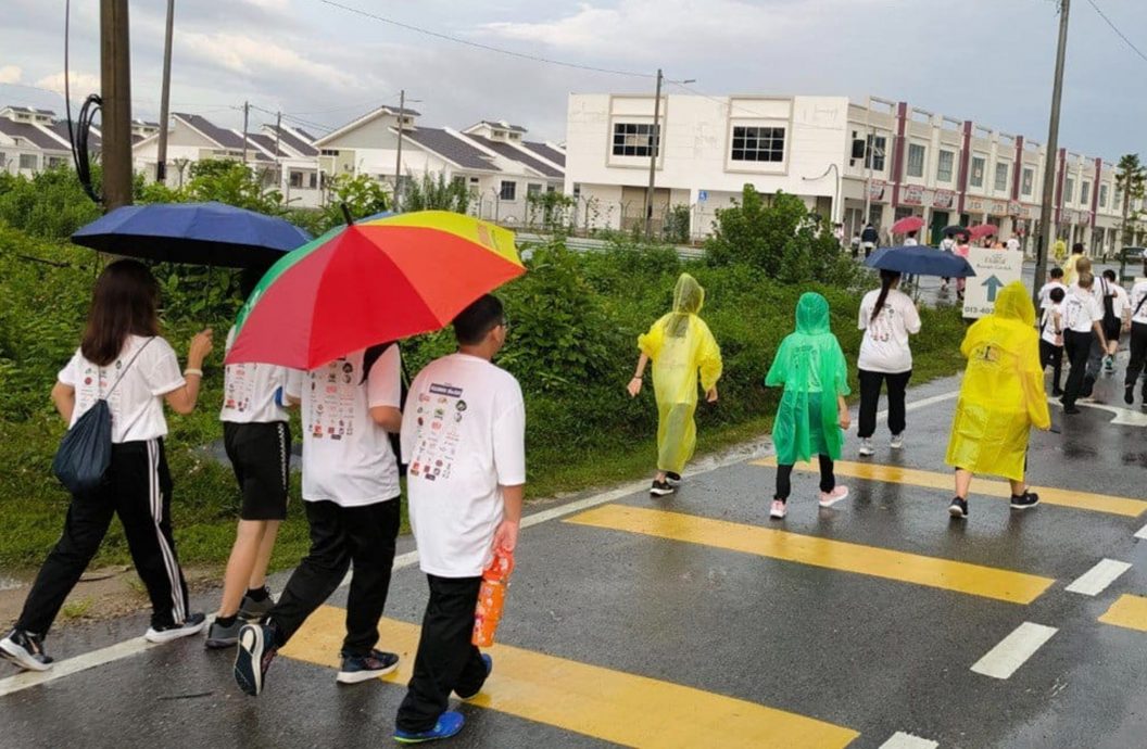 （大北马）雨水浇不熄热忱，鲁乃华民欢乐行逾500人在国庆日清晨前行