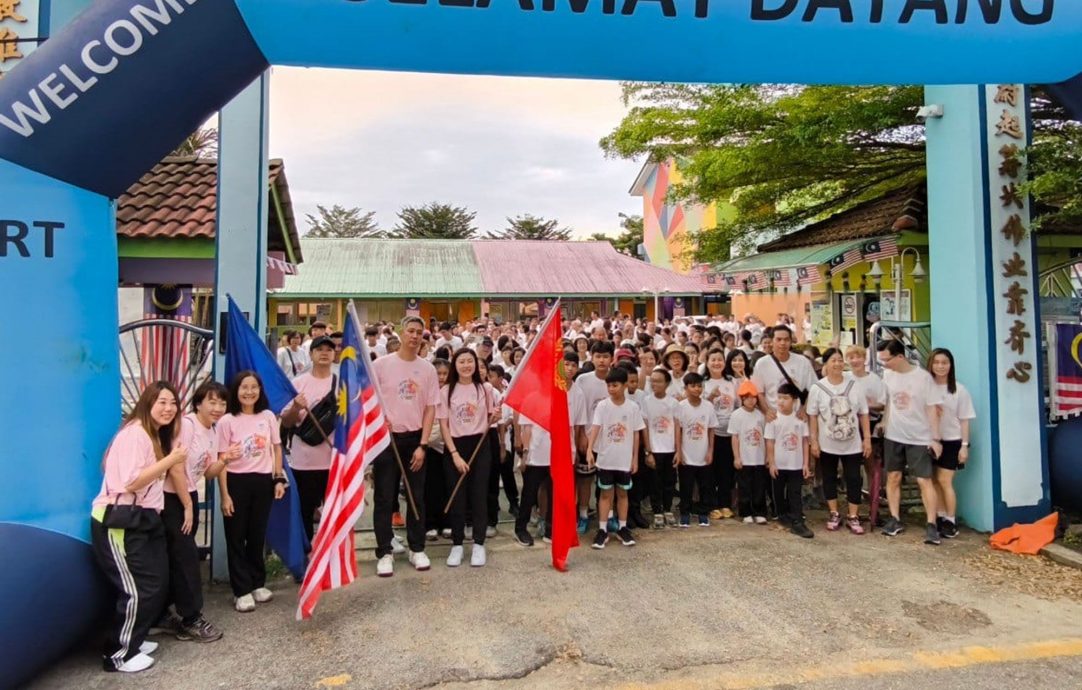 （大北马）雨水浇不熄热忱，鲁乃华民欢乐行逾500人在国庆日清晨前行