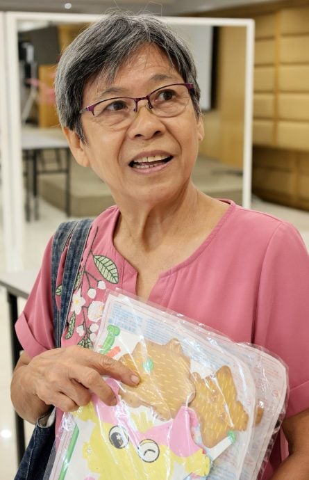 (大都会)/早报头/读者们提早来排队换取“蹓蹓蛇”小提灯庆中秋