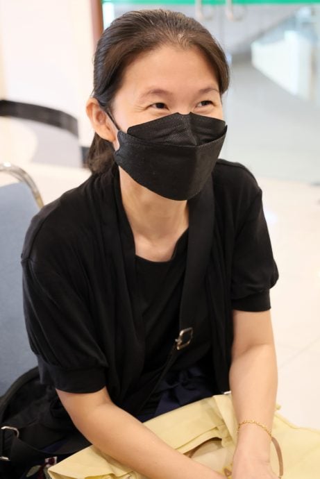 (大都会)/早报头/读者们提早来排队换取“蹓蹓蛇”小提灯庆中秋