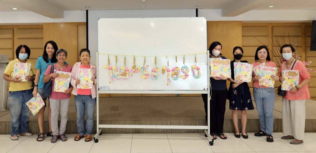 (大都会)/早报头/读者们提早来排队换取“蹓蹓蛇”小提灯庆中秋